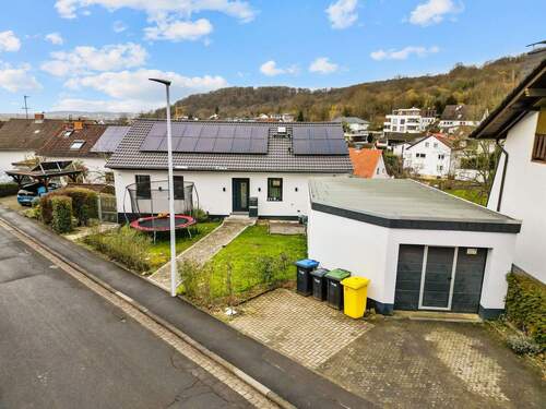 Ansicht mit Garage - 6 Zimmer Einfamilienhaus zum Kaufen in Gelnhausen