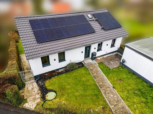 Ansicht mit Vorgarten - 6 Zimmer Einfamilienhaus in Gelnhausen