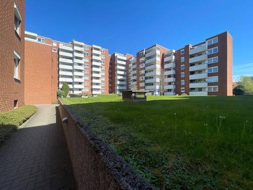 Hausansicht - 3-Zimmer Wohnung mit Loggia, Tiefgaragenstellplatz und Fahrstuhl in Empelde