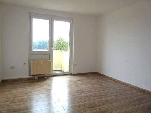 Blick ins Wohnzimmer - Helle 3-Raum-Wohnung mit Balkon und Blick ins Grüne in der Delle