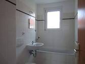 Blick ins Tageslichtbad - 3 Zimmer Etagenwohnung in Riesa