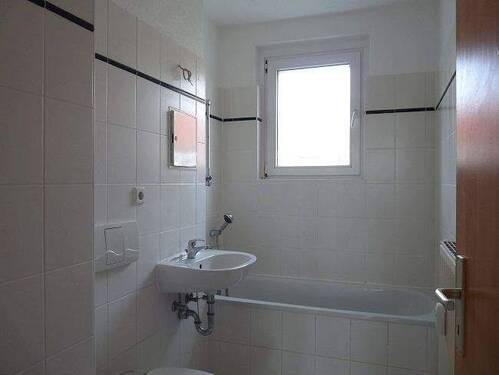 Blick ins Tageslichtbad - 3 Zimmer Etagenwohnung in Riesa