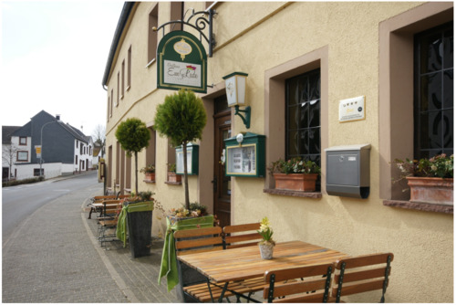 Straßenansicht im Sommer - Bauernhaus, Landhaus mit 220,00 m² in Dahlem zum Kaufen