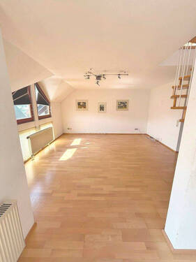 Wohnzimmer vom Esszimmer aus - 6 Zimmer Etagenwohnung zum Kaufen in Reutlingen