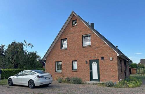 Straßenansicht - Energieeffizientes Familiendomizil im Grünen