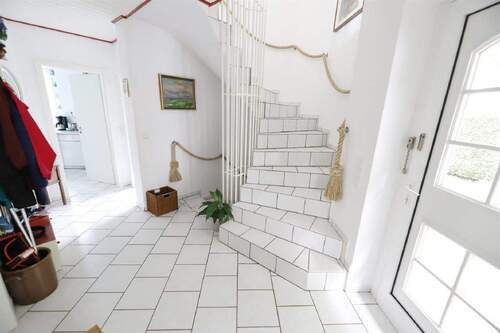 Flur / Eingangsbereich - Einfamilienhaus mit 140,70 m&sup2; in Lage zum Kaufen