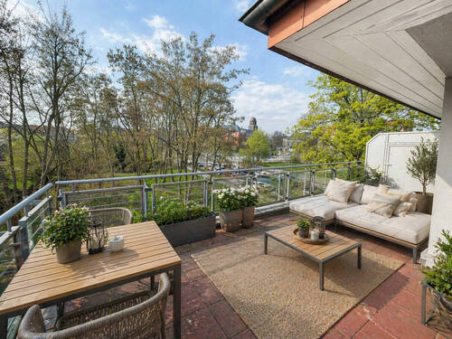 möblierte Dachterrasse KI-visualisiert - Traumhafte Dachterrassenwohnung mit Aufzug und Tiefgaragenstellplatz! Direkte Nähe zur Innenstadt!