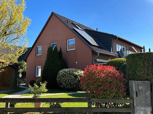 Hausansicht - Charmante 4-Zimmer-Wohnung mit Balkon in Hildesheim-Itzum