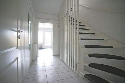 Flur mit Treppenaufgang - Reihenmittelhaus mit 113,00 m² in Bremerhaven zum Kaufen