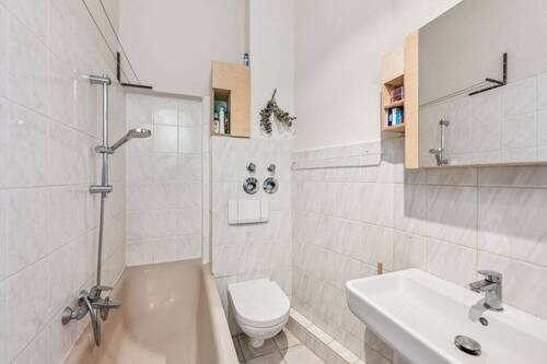 Badezimmer - Etagenwohnung mit 58,00 m&sup2; in Berlin zum Kaufen