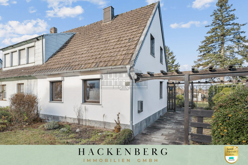 Straßenansicht - Einfamilienhaus mit Sanierungsbedarf und großem Gestaltungspotenzial