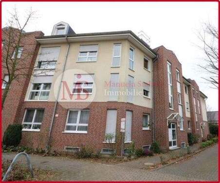 Hausansicht - Dachgeschoss 2 Zimmer-Wohnung mit Balkon und TG Stellplatz in Neuss