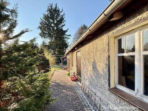 Vor dem Nebengebäude - 5 Zimmer Einfamilienhaus in Schöneiche bei Berlin