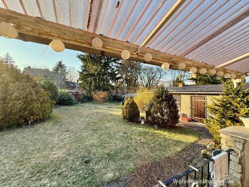 Blick von der Terrasse in den Garten - 