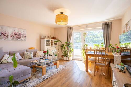Wohnzimmer - Über den Dächern von Weilheim! Umfassend renovierte 3-Zimmer-Wohnung mit 2 Balkonen
