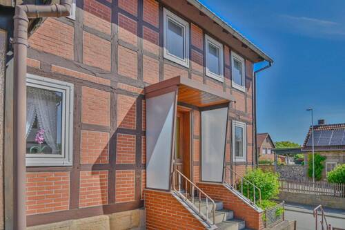 Hauseingang - 7 Zimmer Einfamilienhaus in Gielde