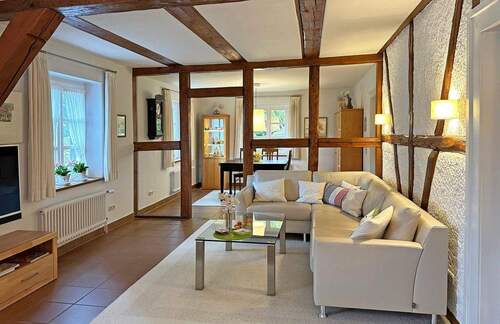 Wohnzimmer mit Blick zum Essbereich - 