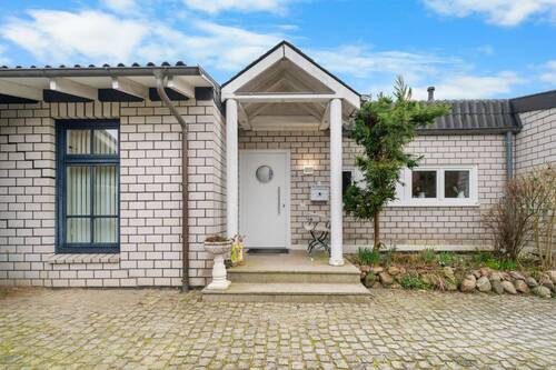 Fassade - Besonderes Einfamilienhaus in begehrter Lage von Ratekau auf schönem Grundstück