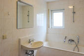 Bad mit Fenster und Wanne - 