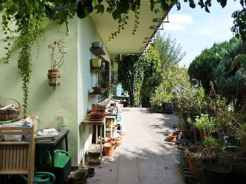 Teilweise überdachte große Terrasse - 