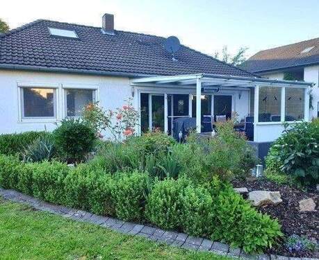 Perspektive aus dem Garten - 4 Zimmer Einfamilienhaus zum Kaufen in Wolfhagen