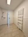 Badezimmer mit barrierefreier Dusche - 
