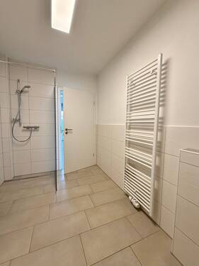 Badezimmer mit barrierefreier Dusche - 