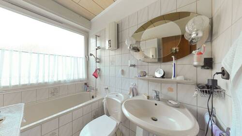 Bad mit Wanne - 