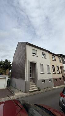 Haus Außenansicht - Reiheneckhaus in Saarbrücken-Sankt Arnual zu verkaufen!