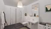 Modern gefliestes Badezimmer mit bodengleicher Dusche - 