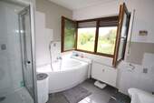 Badezimmer mit Blick in die Natur - 