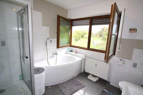 Badezimmer mit Blick in die Natur - 