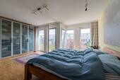 großzügiges Schlafzimmer ruhig zum Garten ausgerichtet - 