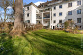 Garten mit Blick auf das Mehrfamilienhaus - 
