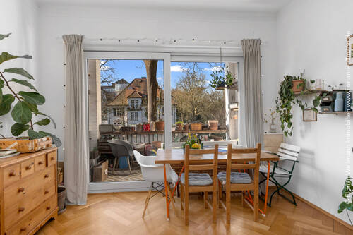 Essbereich mit Blick auf Balkon - 