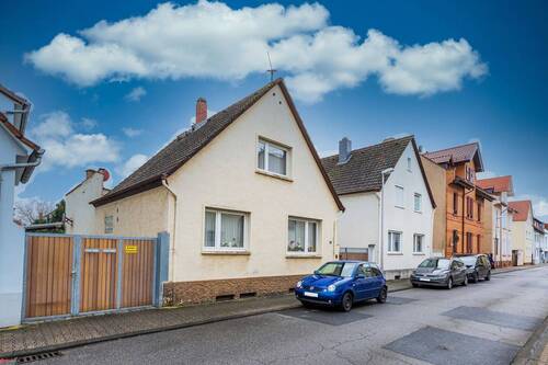 Hausansicht - *Sanierungsbedürftig mit Anbau- und Ausbaumöglichkeiten* Tageslichtbad, Garage, Schuppen, gr. Garten