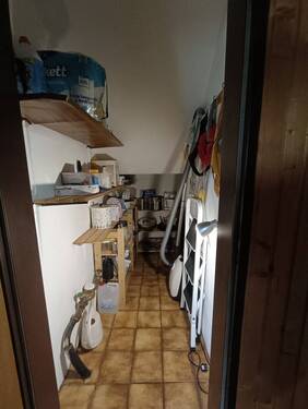 Abstellraum unter der Treppe - 