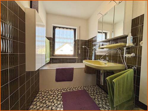 Badezimmer OG - Mehrfamilienhaus, Wohnhaus mit 168,50 m&sup2; in Künzing zum Kaufen