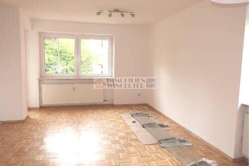 Wohnzimmer - Sonnige 2 Zimmer Wohnung mit Westbalkon in Neutraubling