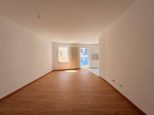 Wohnzimmer - Renovierte 3 Zimmerwohnung mit Balkon + TG Stellplatz in Stötteritz!