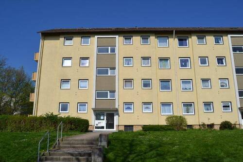 Akazienallee 42 - Außenansicht auf barrierefreien Eingangsbereich eines mehrgeschossigen Wohngebäudes mit Satteldach - Kleine 3-Zimmerwohnung mit Balkon in Baunatal-Baunsberg