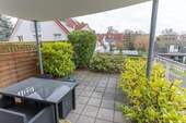 Die großzügige Terrasse - 82 m² große Erdgeschosswohnung mit großer Terrasse, Tageslichtbad, G-WC und Tiefgaragenstellplatz