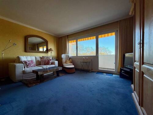 Wohnbereich mit Zugang zum Balkon - 