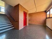 Treppenhaus und Aufzug - 