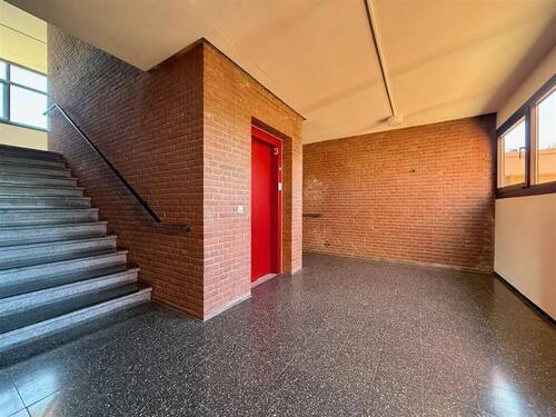 Treppenhaus und Aufzug - 