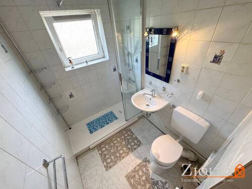 Blick in das Badezimmer - 