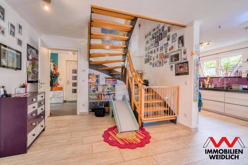 Treppe zum Ober- und Dachgeschoss - 