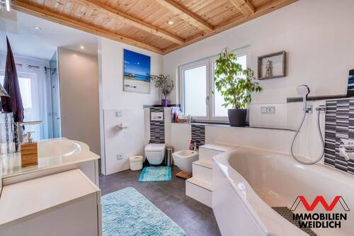 Großzügiges, helles Badezimmer - 
