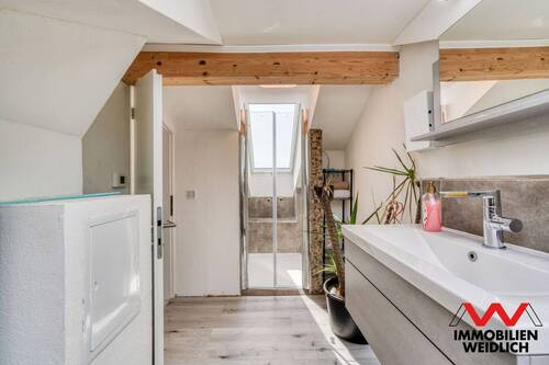 Imponierendes Bad mit Dusche im Dachgeschoss - 