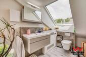 Helles Bad im Dachgeschoss - 